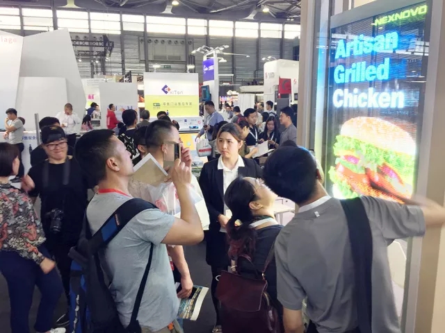 晶泓科技透明LED顯示屏爭艷C-star 2018上海國際零售展，取得理想效果完美落幕(圖11)