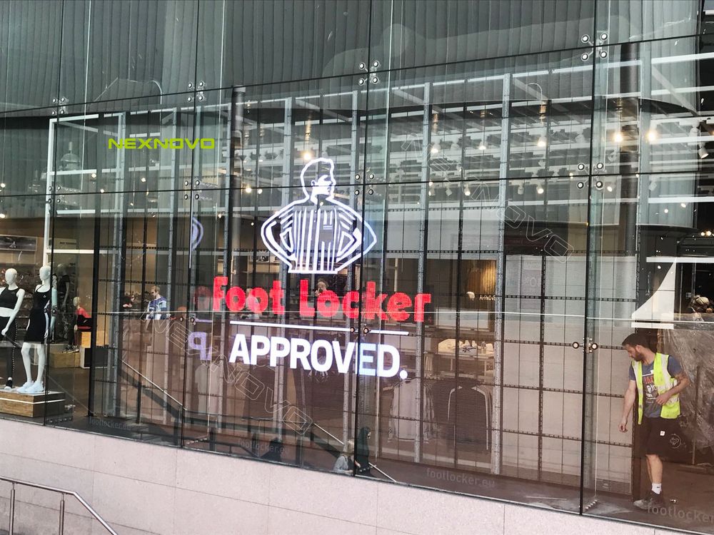 英國利物浦Foot Locker透明LED櫥窗顯示屏項目(圖2)